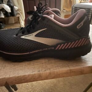 Brook GT Adrenaline 22 women’s sneaker. Size: 9 1/2. In excellent condition.